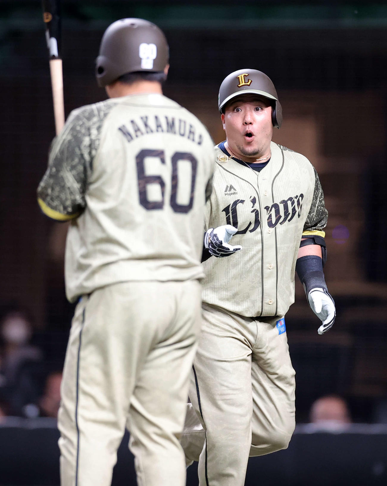西武対ロッテ　4回裏西武2死、山川（右）は31号ソロ本塁打を放ち、中村に笑顔を見せる（撮影・浅見桂子）