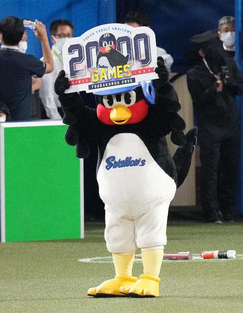 ヤクルト】つば九郎2000試合出場達成 前“鳥”未到の大記録に場内花火
