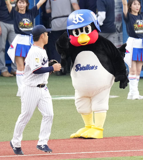ヤクルト】つば九郎2000試合出場達成 前“鳥”未到の大記録に場内花火