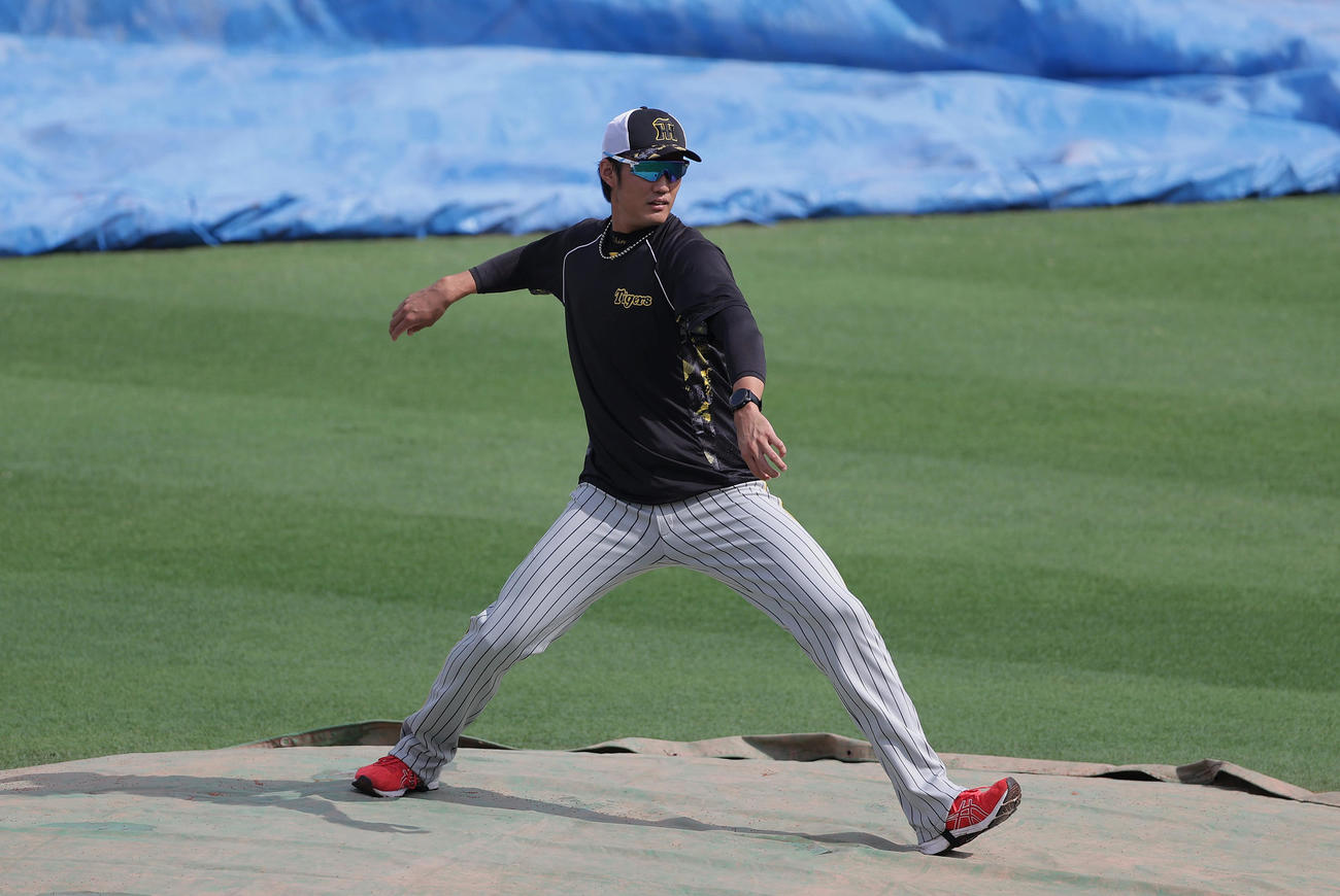 広島対阪神　試合前練習でマツダスタジアムのマウンドを確認する阪神藤浪（撮影・前田充）