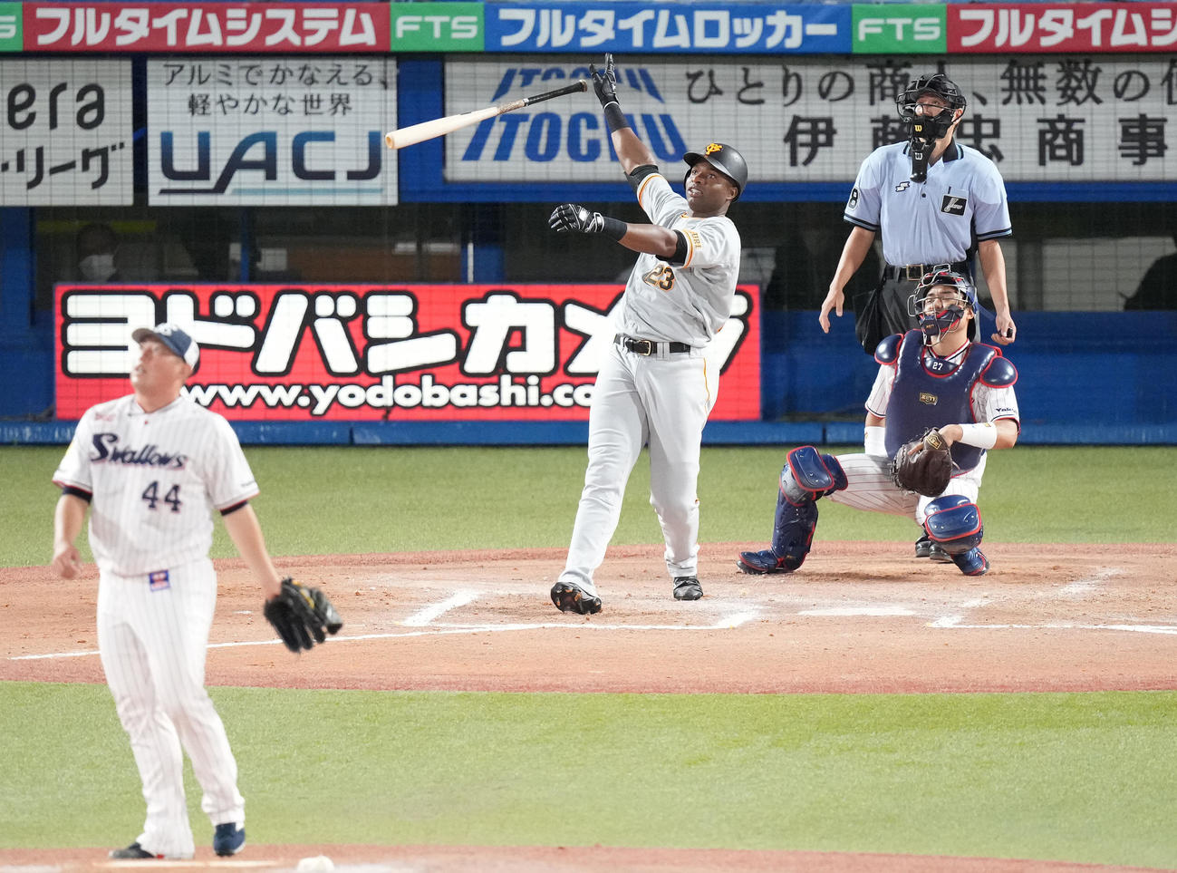ヤクルト対巨人　7回表巨人2死二塁、右越え2点本塁打を放つポランコ。投手大西（撮影・鈴木みどり）