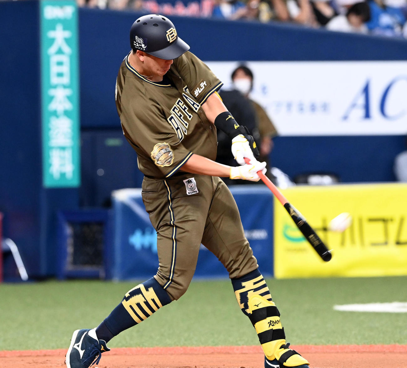 オリックス対日本ハム　6回裏オリックス無死二、三塁、杉本は逆転の左越え3点本塁打を放つ（撮影・前岡正明）