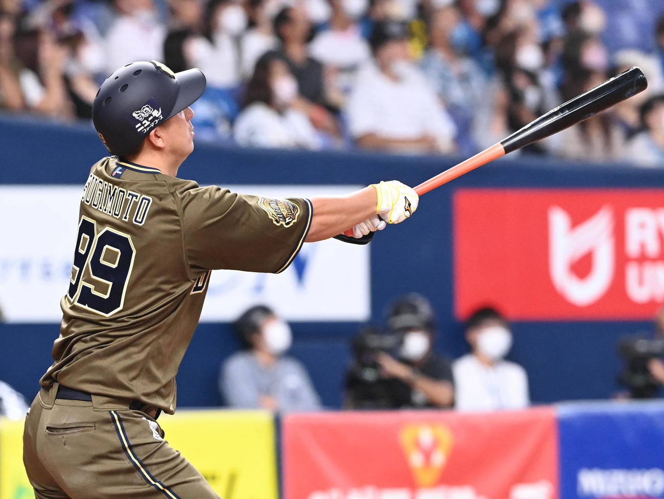オリックス対日本ハム　6回裏オリックス無死二、三塁、杉本は逆転の左越え3点本塁打を放つ（撮影・前岡正明）