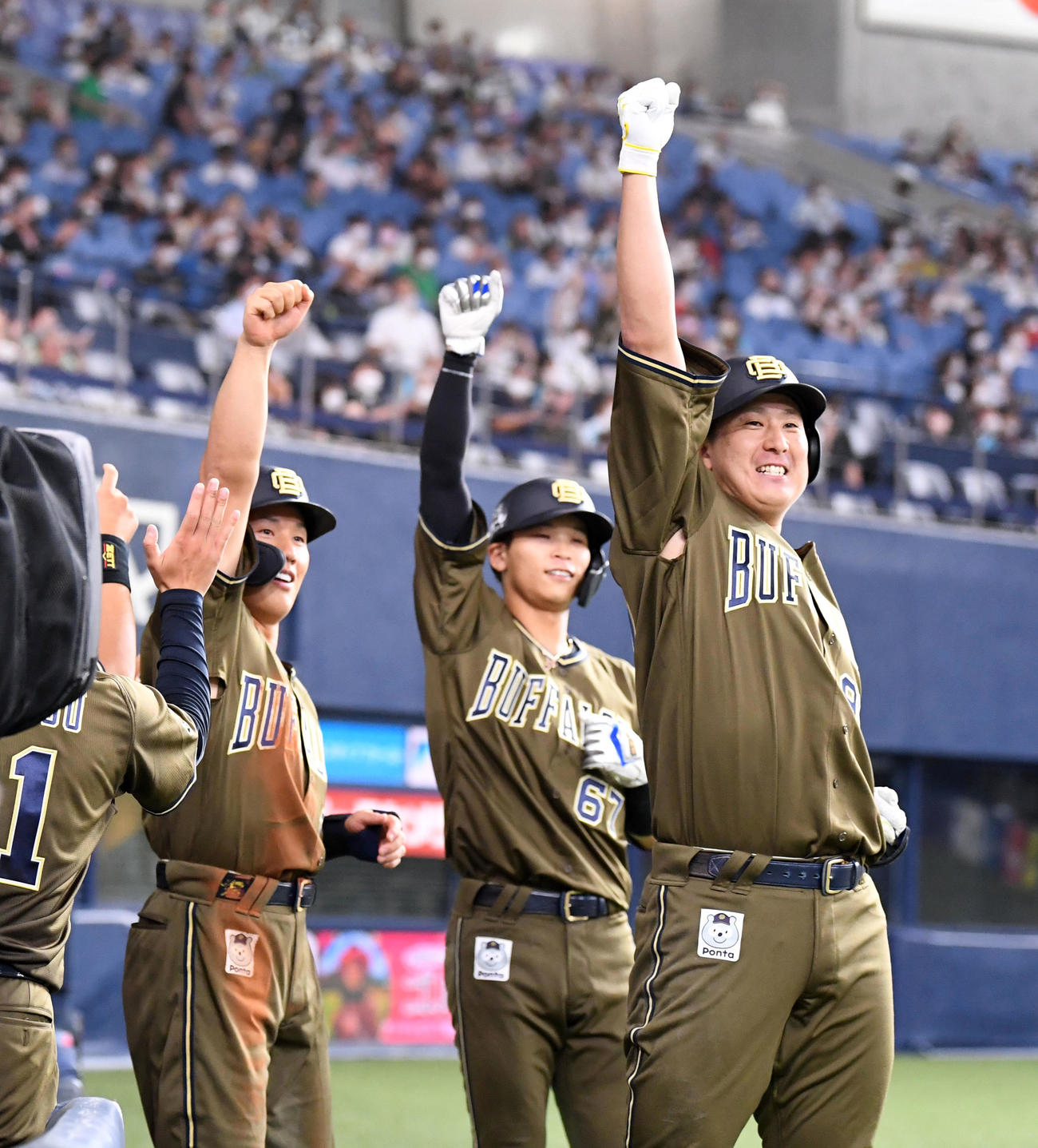 オリックス対日本ハム　6回裏オリックス無死二、三塁、杉本（右）は逆転の左越え3点本塁打を放ち吉田正（左）、中川圭と昇天ポーズ（撮影・前岡正明）
