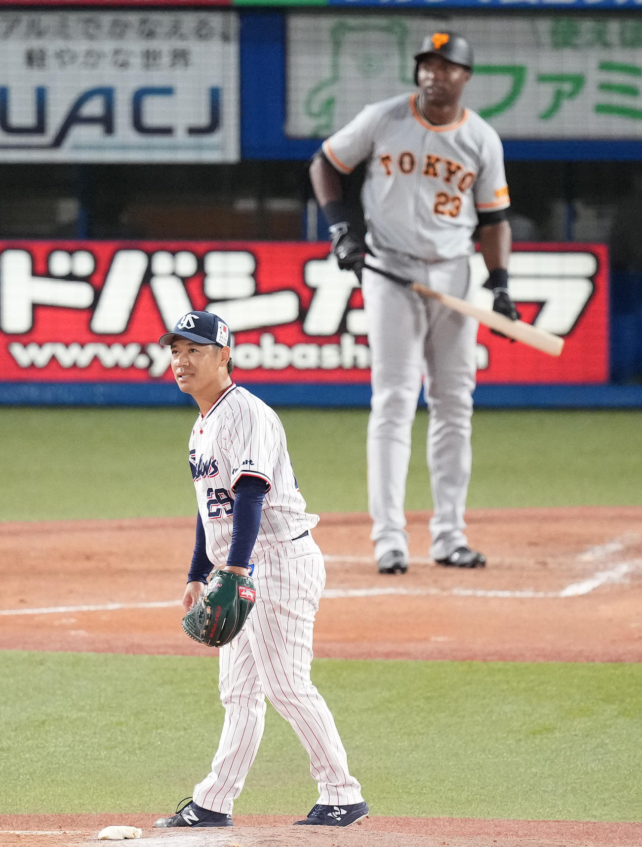 ヤクルト対巨人　4回表巨人2死、ポランコに右越えソロ本塁打を浴びる小川（撮影・鈴木みどり）