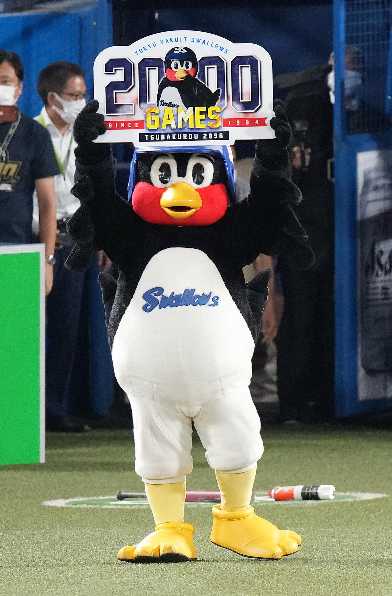 ヤクルト対巨人　主催2000試合出場を達成しパネルを手にするつば九郎（撮影・鈴木みどり）