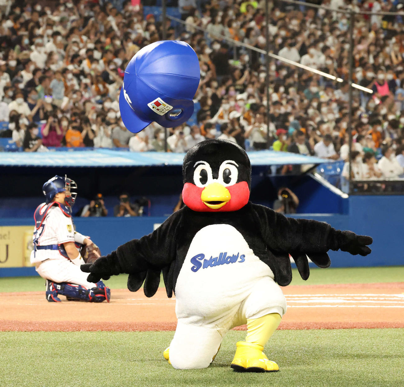 ヤクルト対巨人　主催2000試合出場を達成したヤクルトのつば九郎がくるりんぱを披露する（撮影・丹羽敏通）