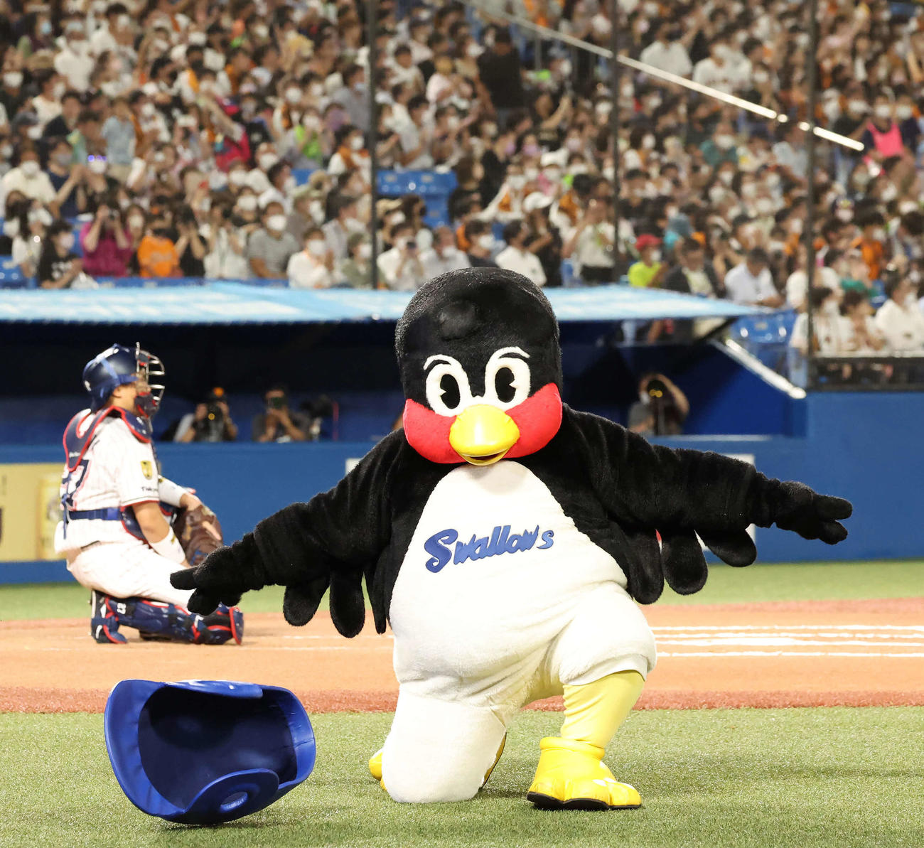 ヤクルト対巨人　主催2000試合出場を達成したヤクルトのつば九郎がくるりんぱを披露する（撮影・丹羽敏通）