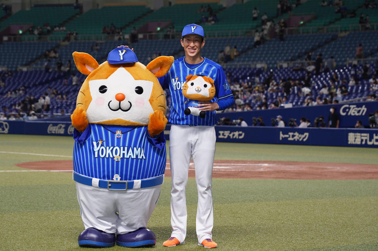 中日対DeNA　試合終了、スターマンと笑顔でポーズを決める大貫（撮影・森本幸一）