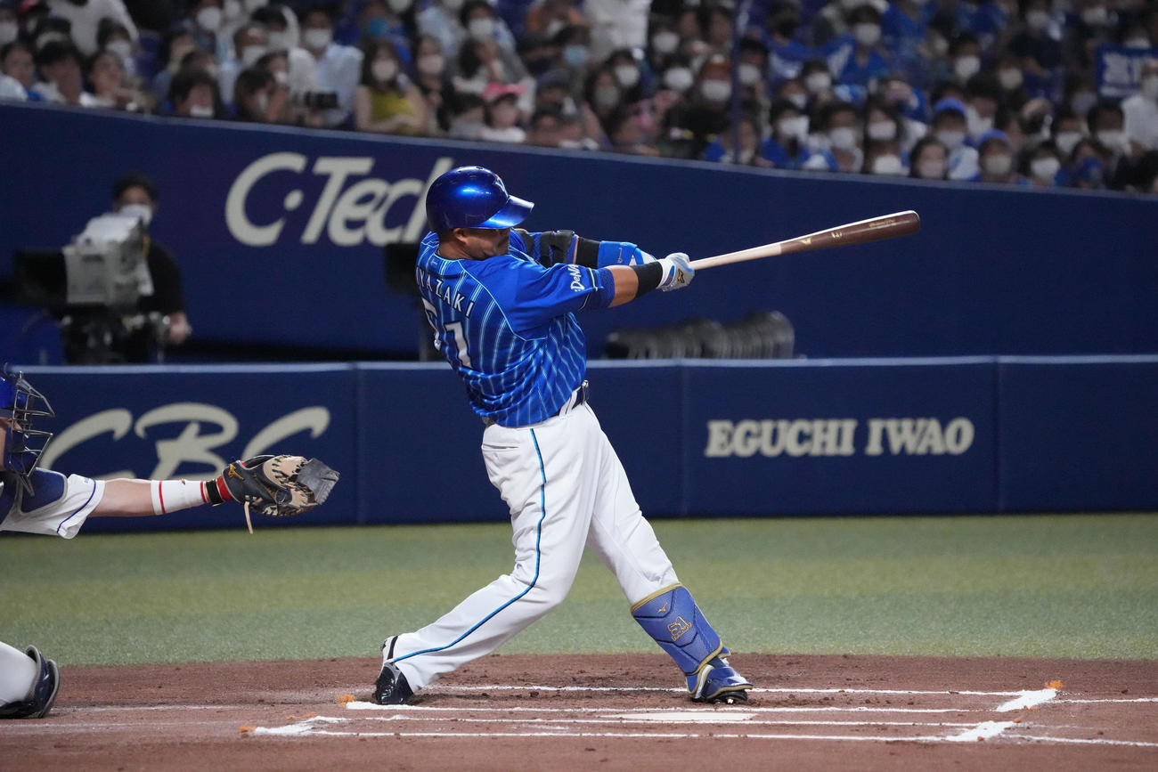 中日対DeNA 6回表DeNA無死二、三塁、中越え2点適時二塁打を放つ宮崎（撮影・森本幸一）