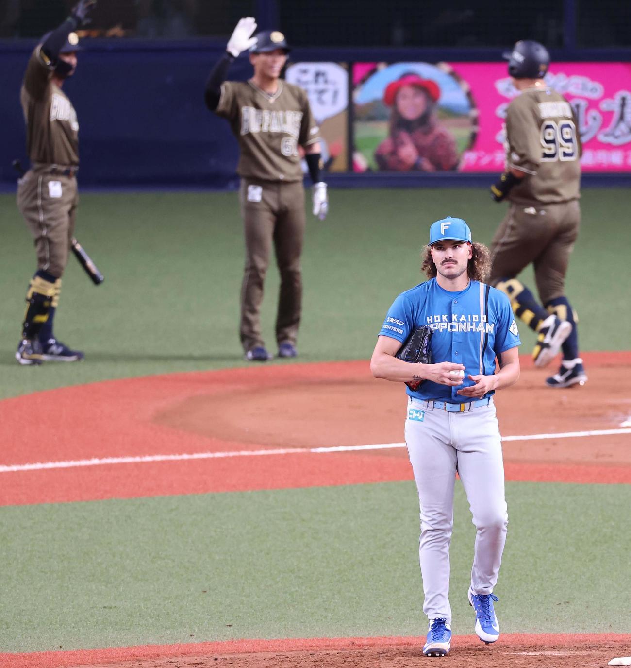 オリックス対日本ハム　6回裏オリックス無死二、三塁、ポンセは杉本（右）に左越え逆転3点本塁打を許す（撮影・上田博志）
