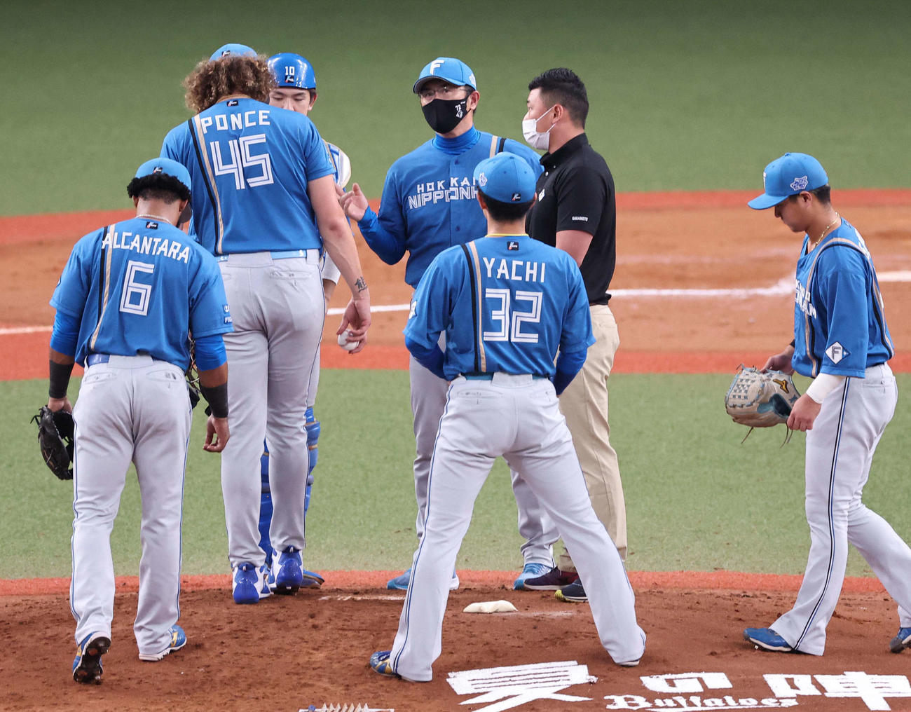 オリックス対日本ハム　山田コーチ（中央）は逆転を許したポンセ（左から2人目）に声をかける（撮影・上田博志）