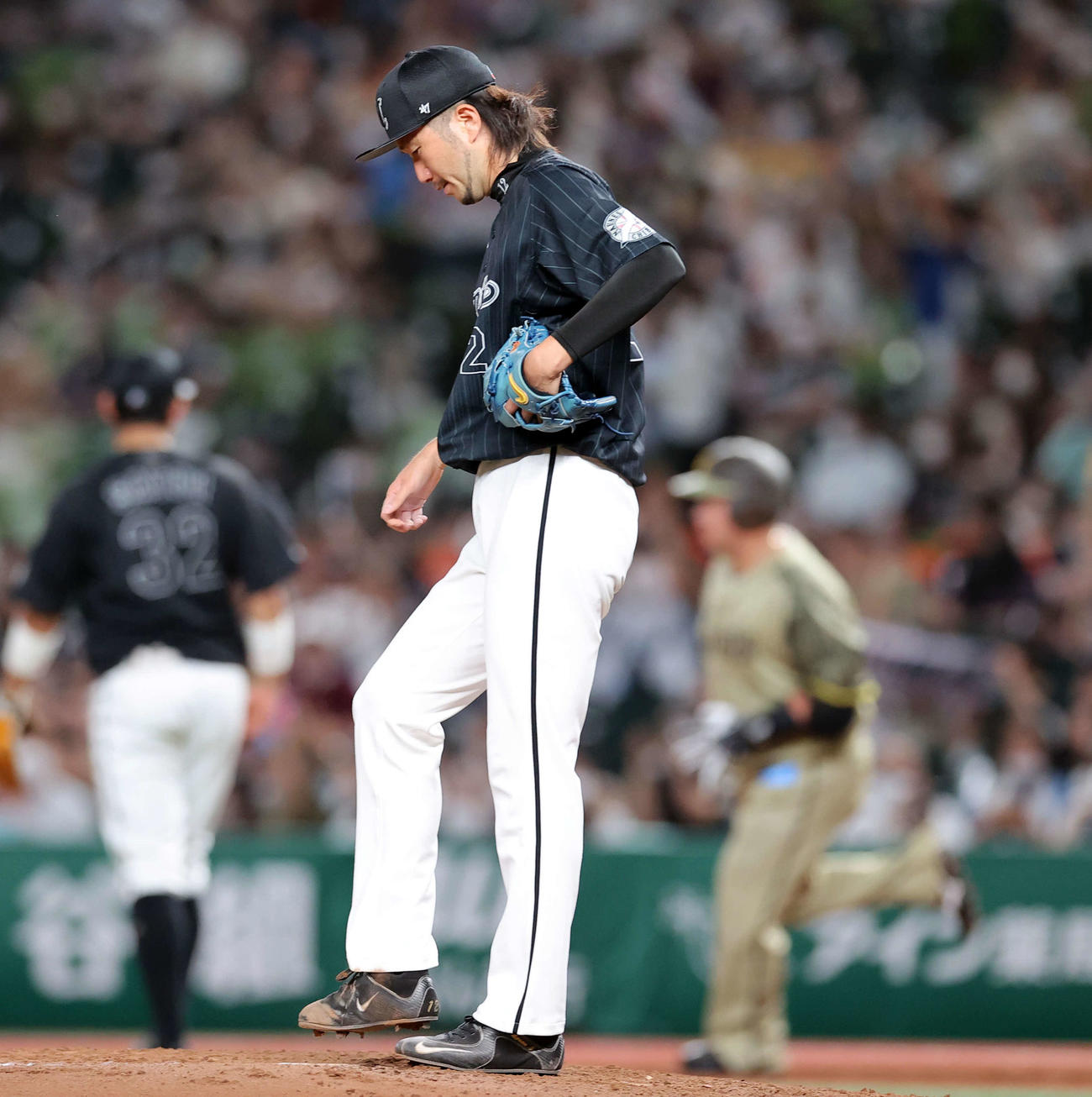 西武対ロッテ　4回裏西武2死、山川に31号ソロ本塁打を許した石川（撮影・浅見桂子）