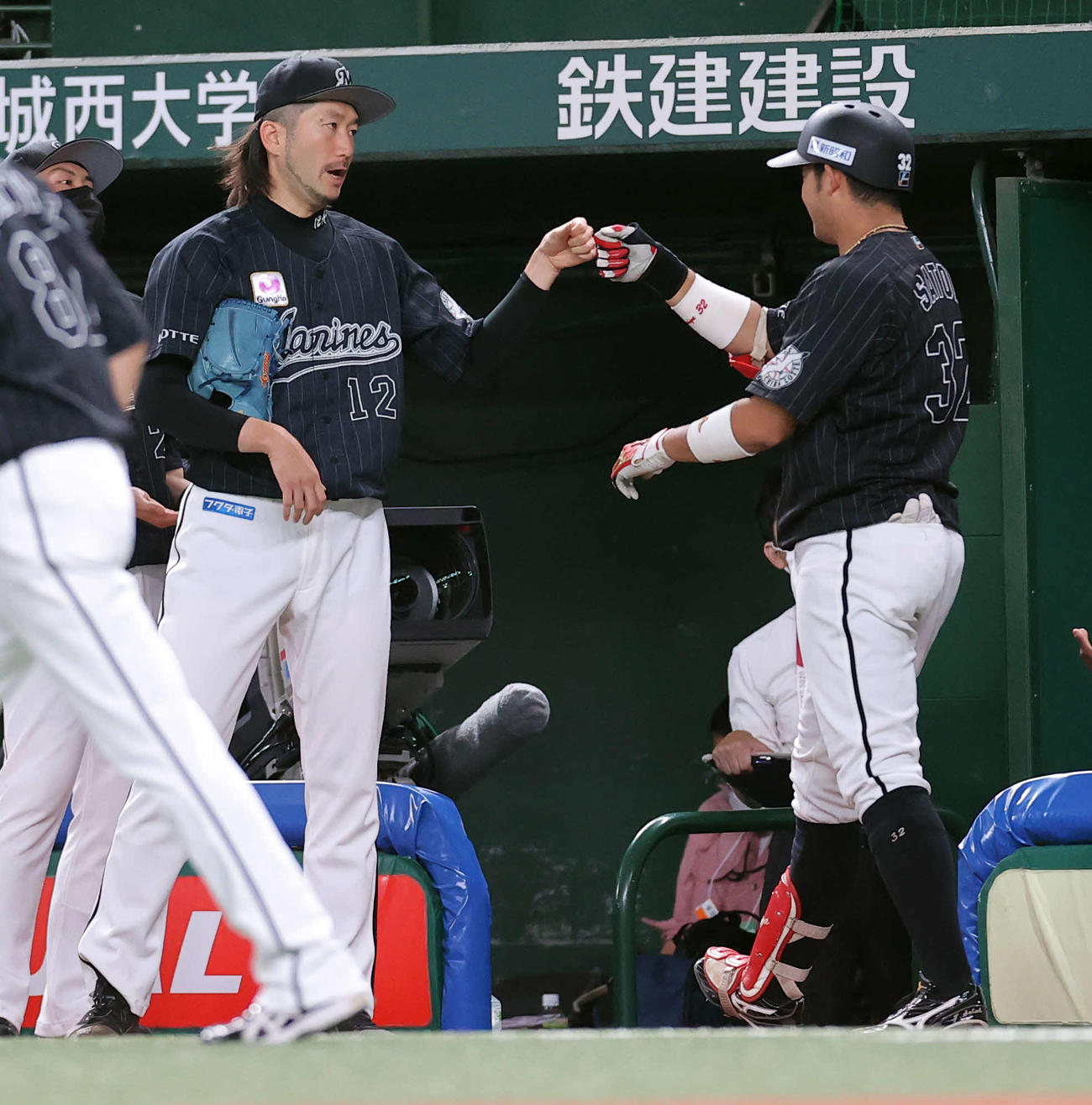 西武対ロッテ　1回表ロッテ2死一、二塁、佐藤都（右）が右越え3点本塁打を放ち、グータッチで迎える石川（撮影・浅見桂子）