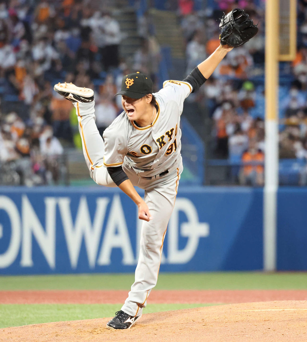 ヤクルト対巨人　力投する巨人先発の堀田（撮影・丹羽敏通）