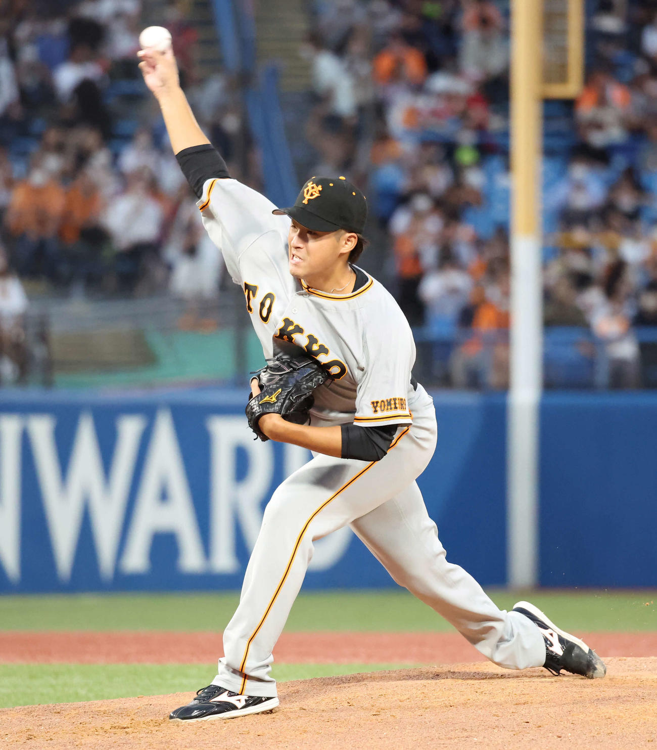 ヤクルト対巨人　力投する巨人先発堀田（撮影・丹羽敏通）