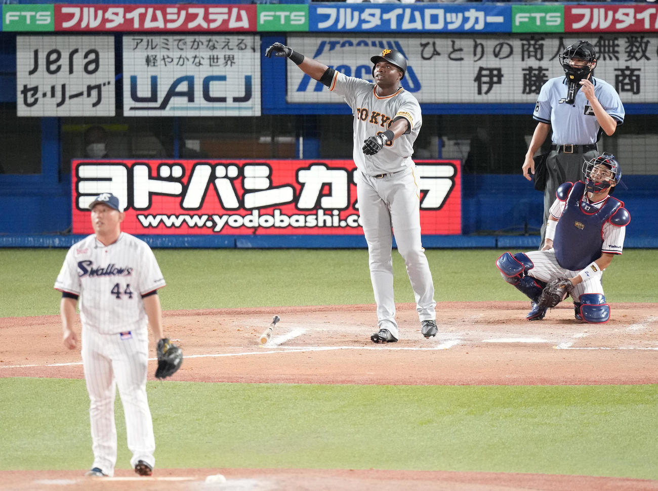 ヤクルト対巨人　7回表巨人2死二塁、右越え2点本塁打を放つポランコ。投手大西（撮影・鈴木みどり）