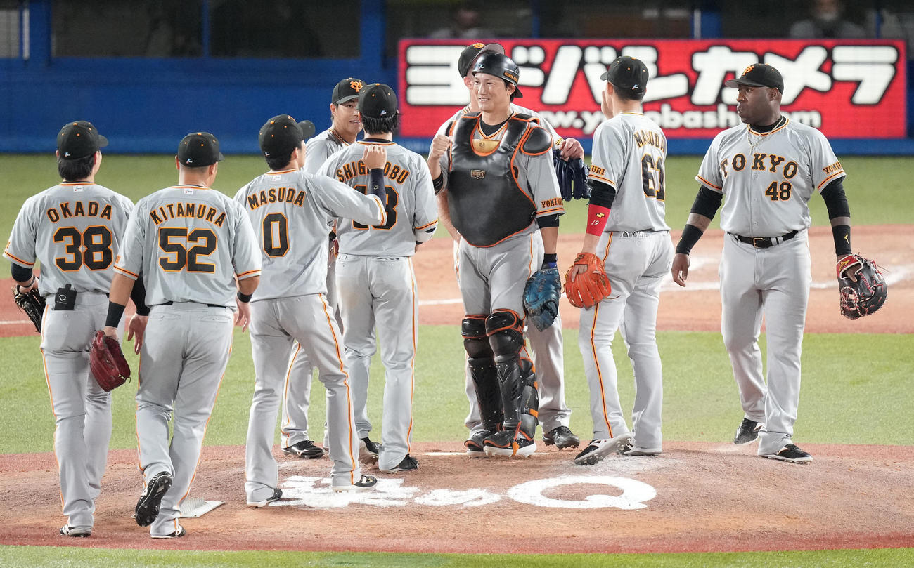 ヤクルト対巨人　ヤクルトに勝利しタッチを交わす巨人ナイン（撮影・鈴木みどり）
