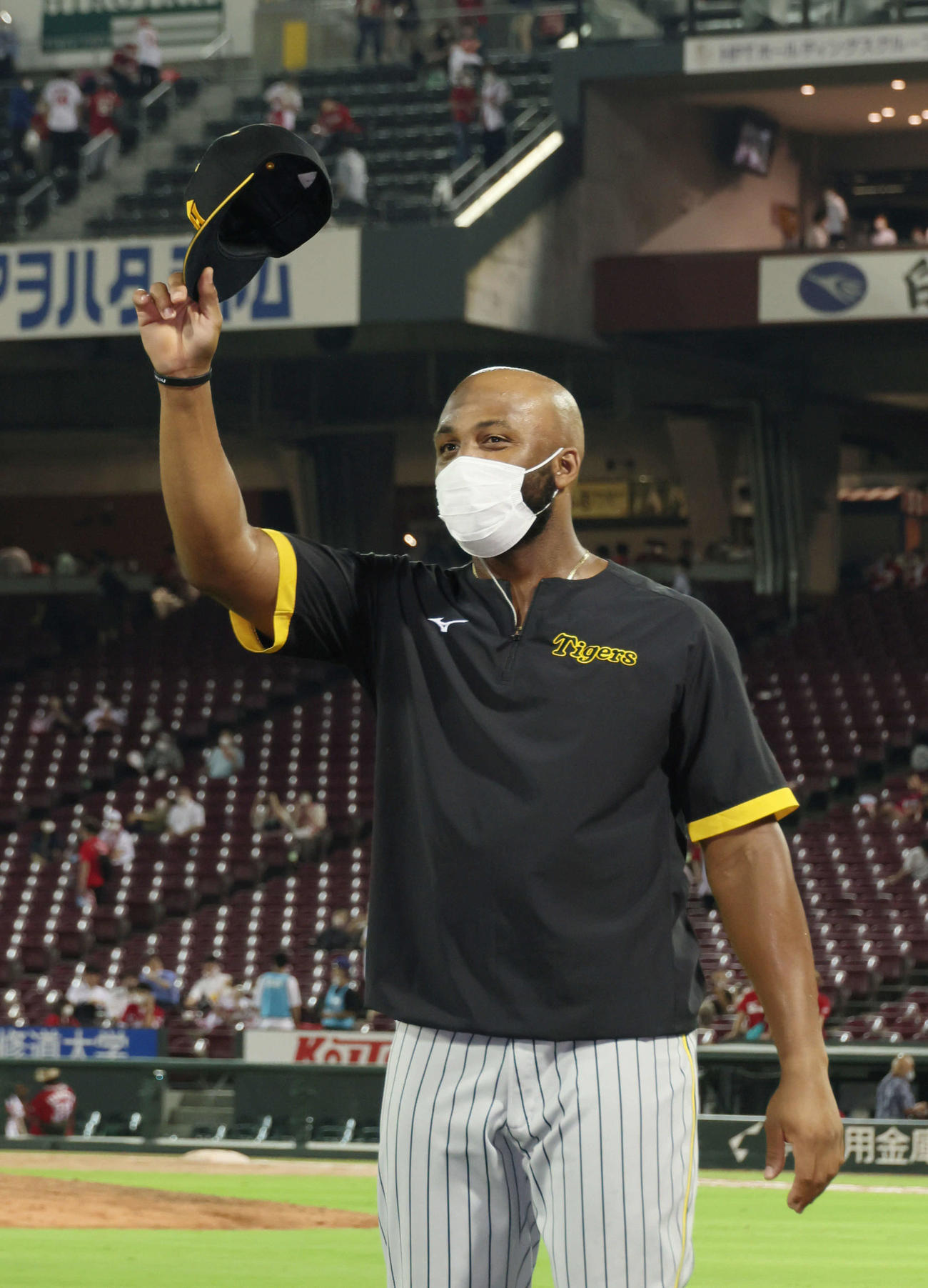 広島対阪神　ヒーローインタビューを終えファンの歓声に応えるロハス・ジュニア（撮影・加藤孝規）