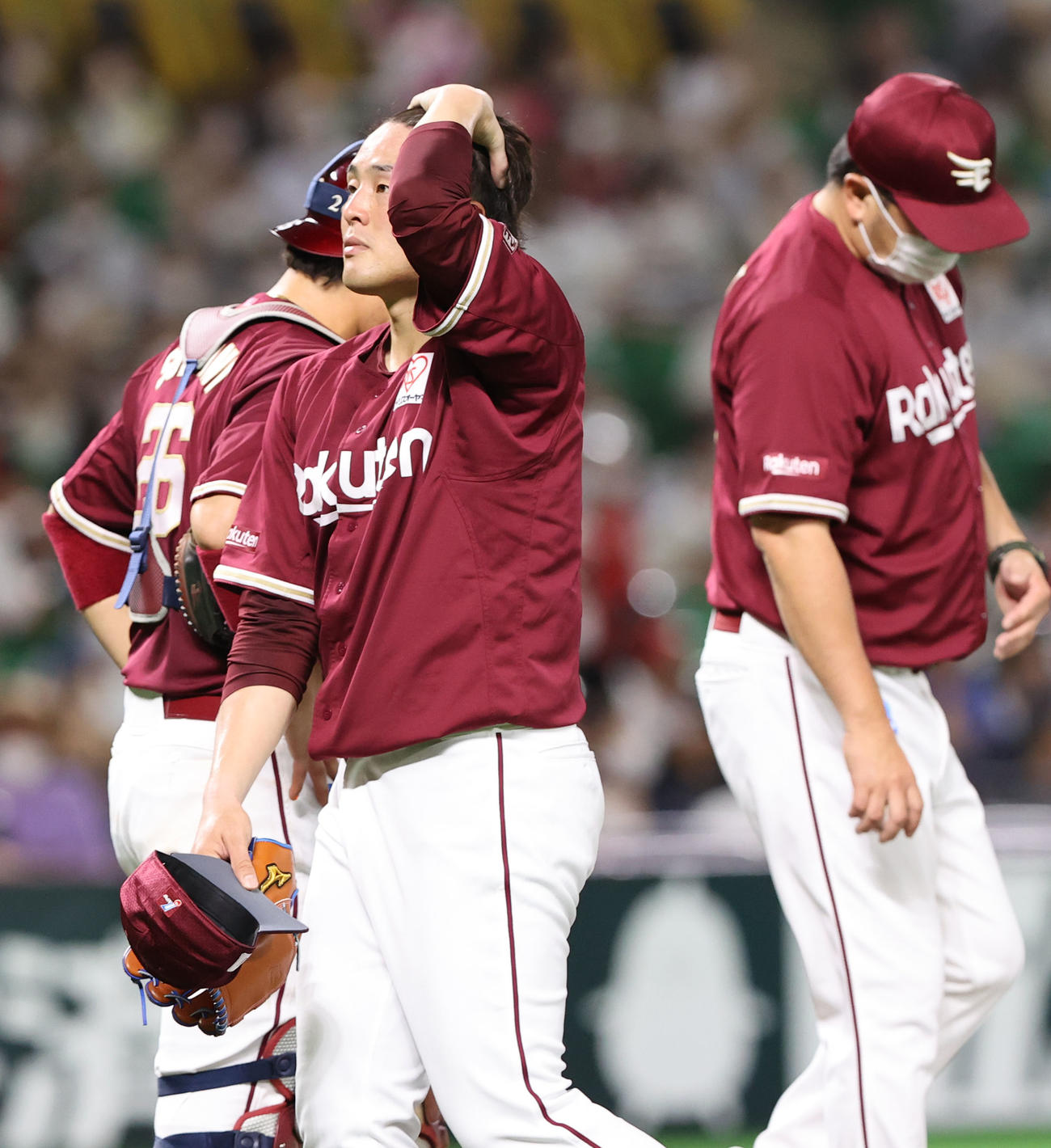 ソフトバンク対楽天　5回途中に降板する瀧中瞭太（撮影・梅根麻紀）