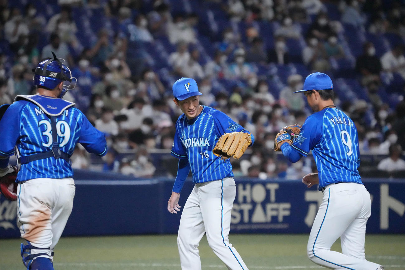 中日対DeNA 5回終了、大和（右）とタッチを交わしベンチへ戻る大貫（中央）（撮影・森本幸一）
