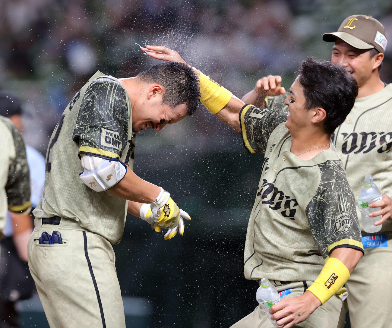 西武対ロッテ　10回裏西武無死、川越（左）はサヨナラ本塁打を放ち、山田遥楓らから頭をなでられ祝福される（撮影・浅見桂子）