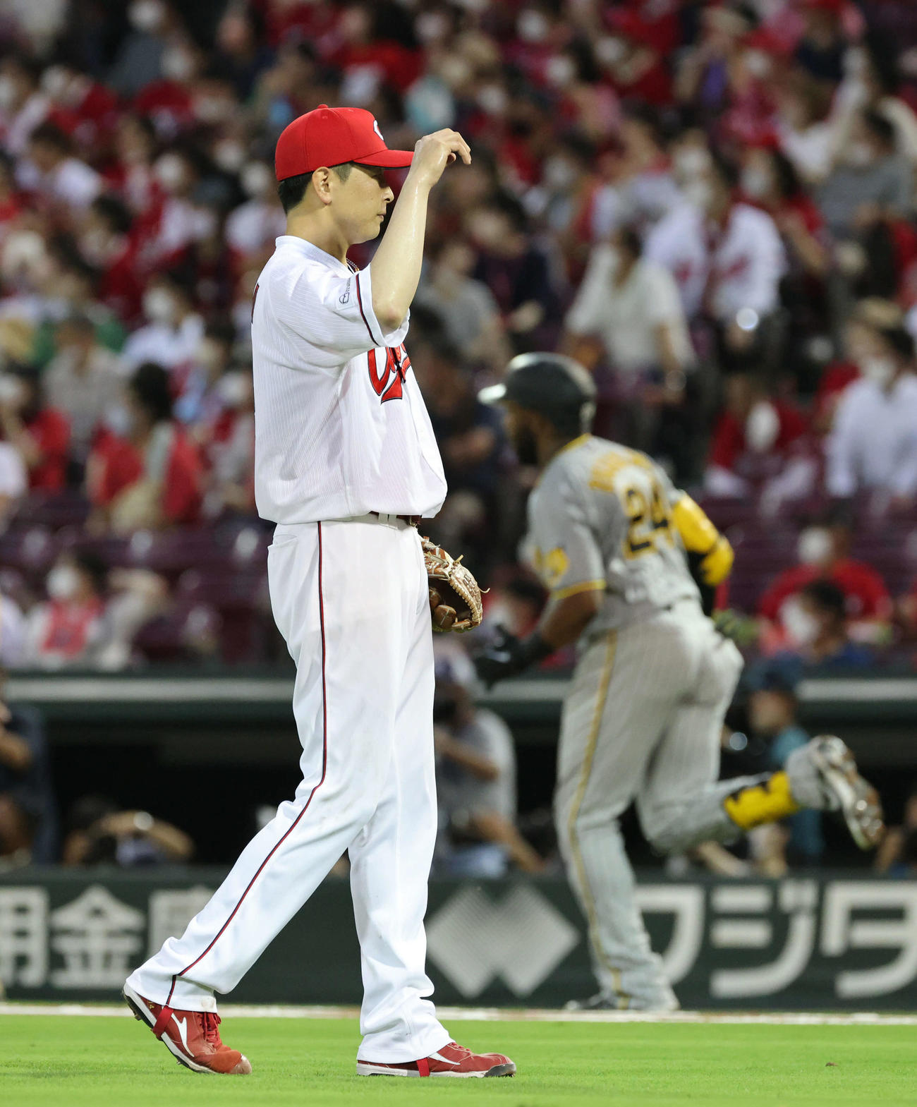 広島対阪神　4回表阪神2死一塁、ロハス・ジュニアに右中間越え2点本塁打を浴びた大瀬良（撮影・加藤孝規）