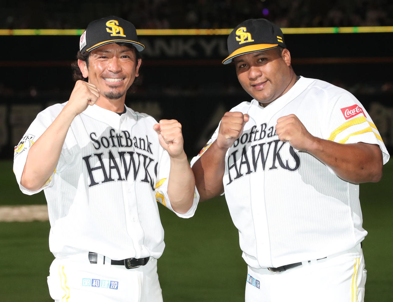 ソフトバンク対楽天　ヒーローになった松田宣浩（左）とデスパイネはガッツポーズ（撮影・梅根麻紀）
