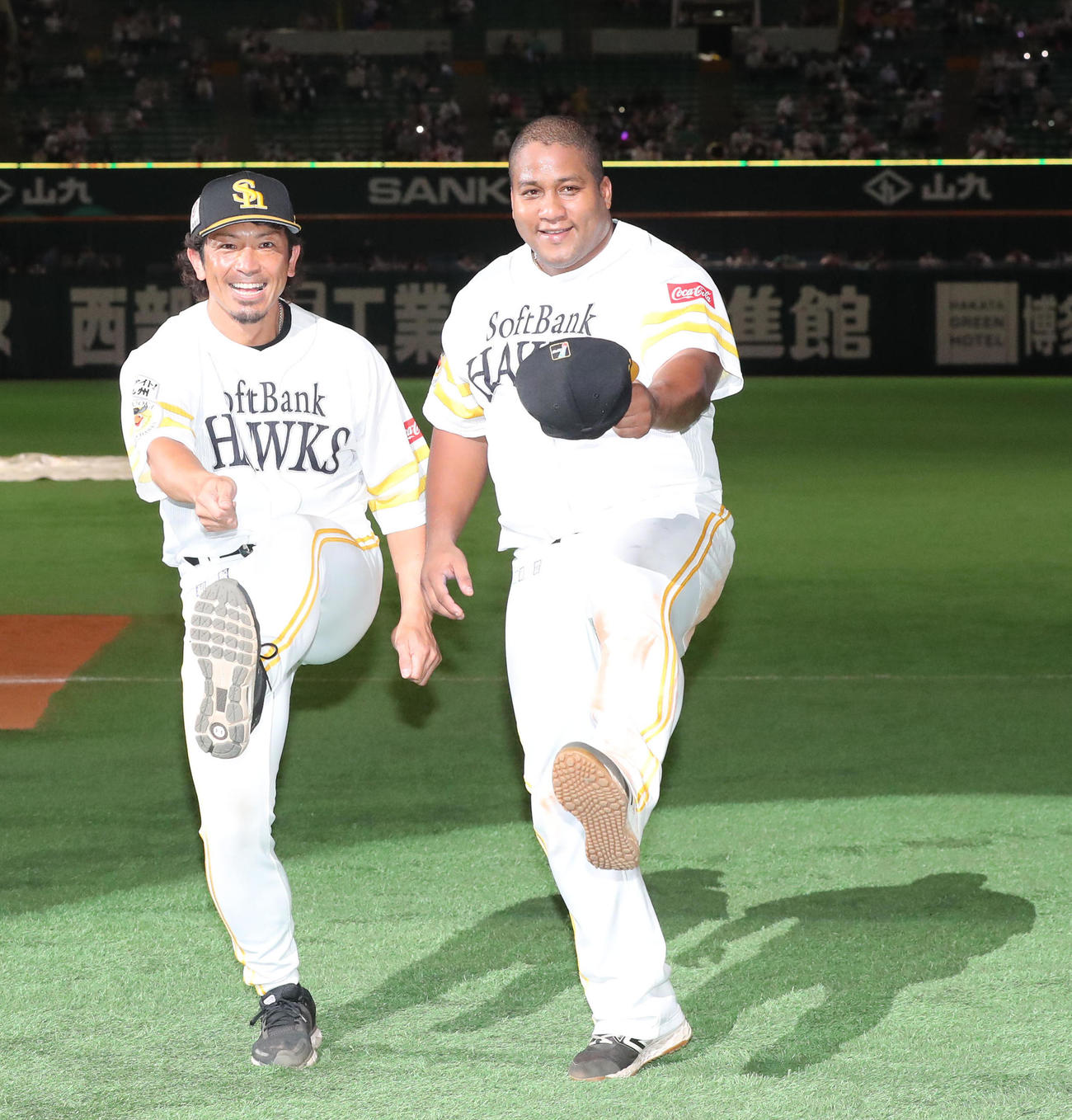 ソフトバンク対楽天　ヒーローになった松田宣浩（左）とデスパイネはポーズを決める（撮影・梅根麻紀）