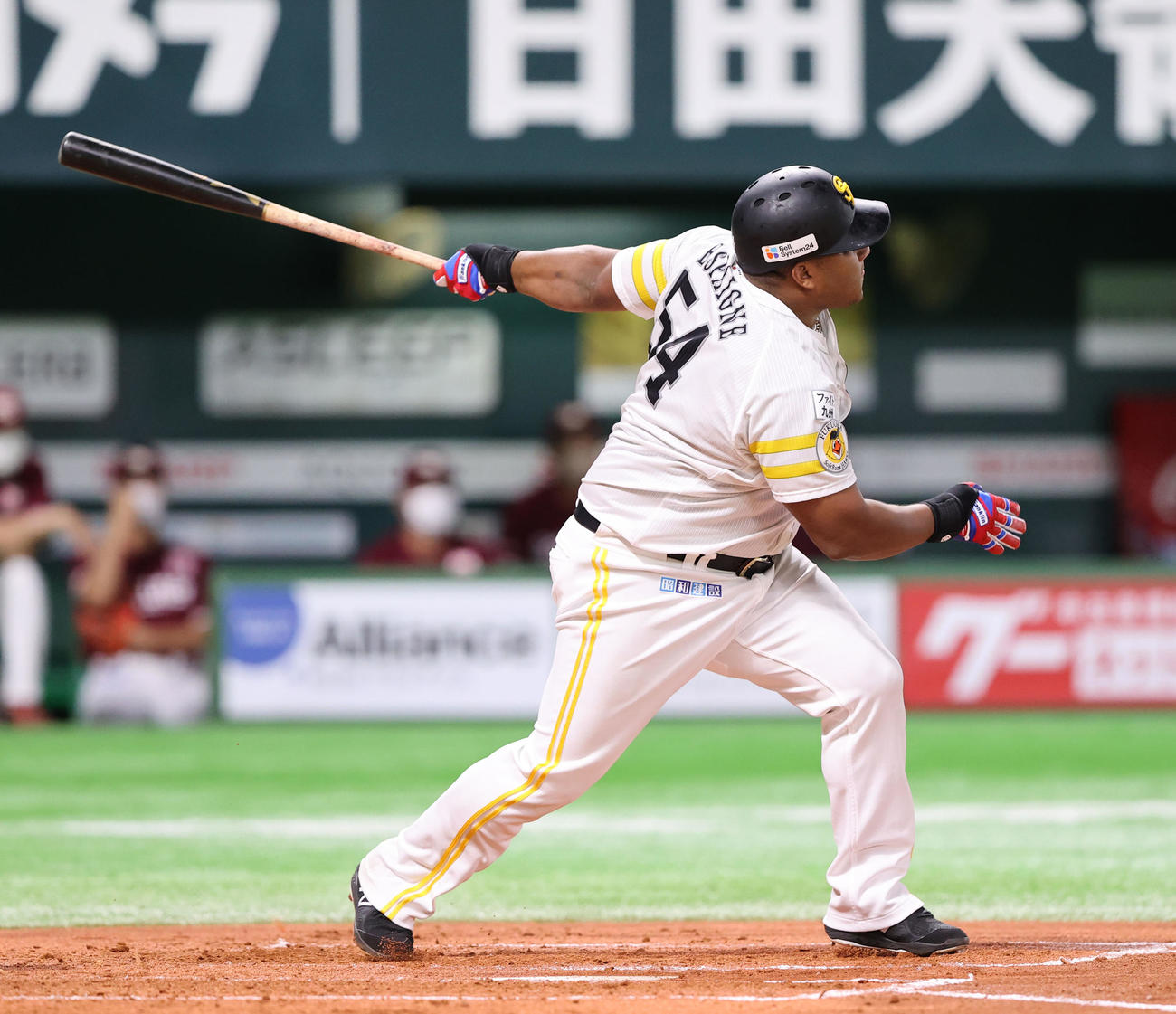 ソフトバンク対楽天　1回裏ソフトバンク2死一、二塁、デスパイネは左超えに先制適時二塁打を放つ（撮影・梅根麻紀）