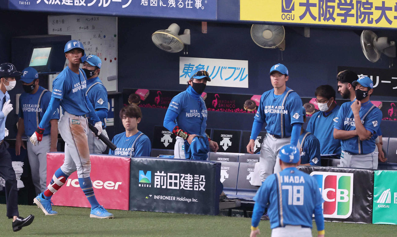 オリックス対日本ハム　新庄監督（中央）はオリックスに逆転で負けでベンチから引き揚げる（撮影・上田博志）