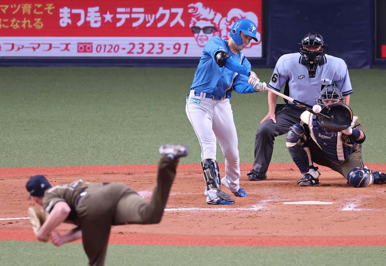 オリックス対日本ハム　9回表日本ハム1死、片岡は二塁へゴロを放ちセーフの判定もリクエストでアウトとなる（撮影・上田博志）