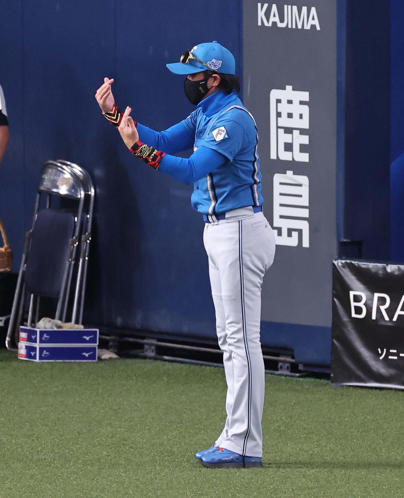 オリックス対日本ハム　9回表日本ハム1死、新庄監督は片岡のプロ初安打のボールを要求する。リクエストでアウトとなり幻のボールとなる（撮影・上田博志）