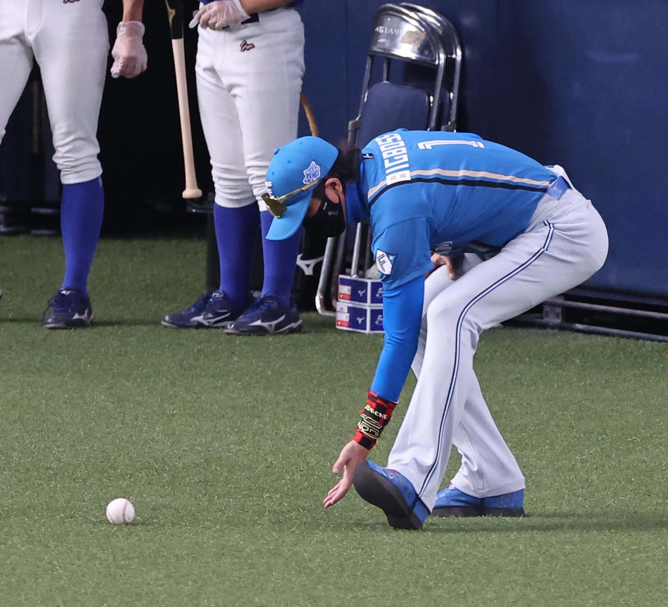 オリックス対日本ハム　9回表日本ハム1死、新庄監督は片岡のプロ初安打のボールを要求する。リクエストでアウトとなり幻のボールとなる（撮影・上田博志）