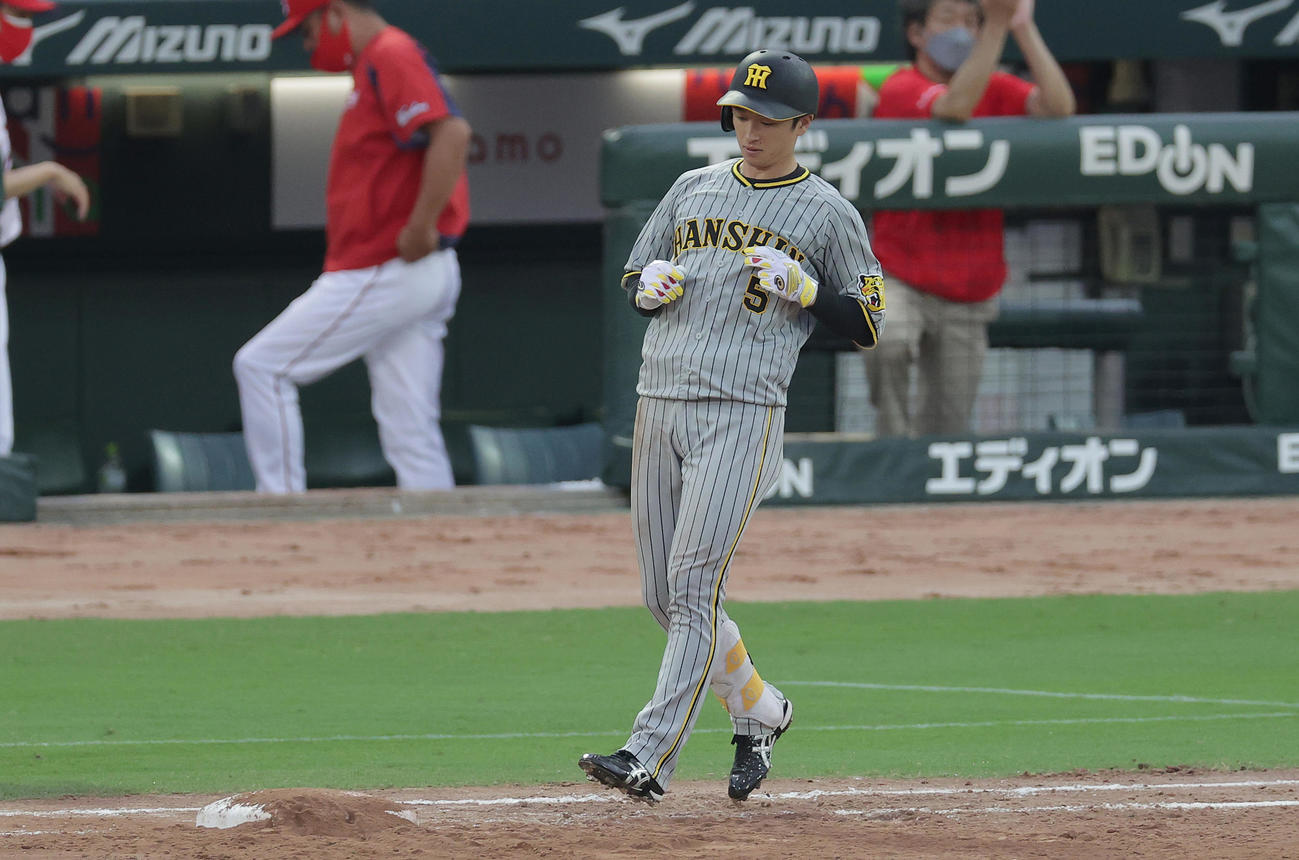 広島対阪神　3回表阪神2死二塁、中飛に倒れた近本（撮影・前田充）