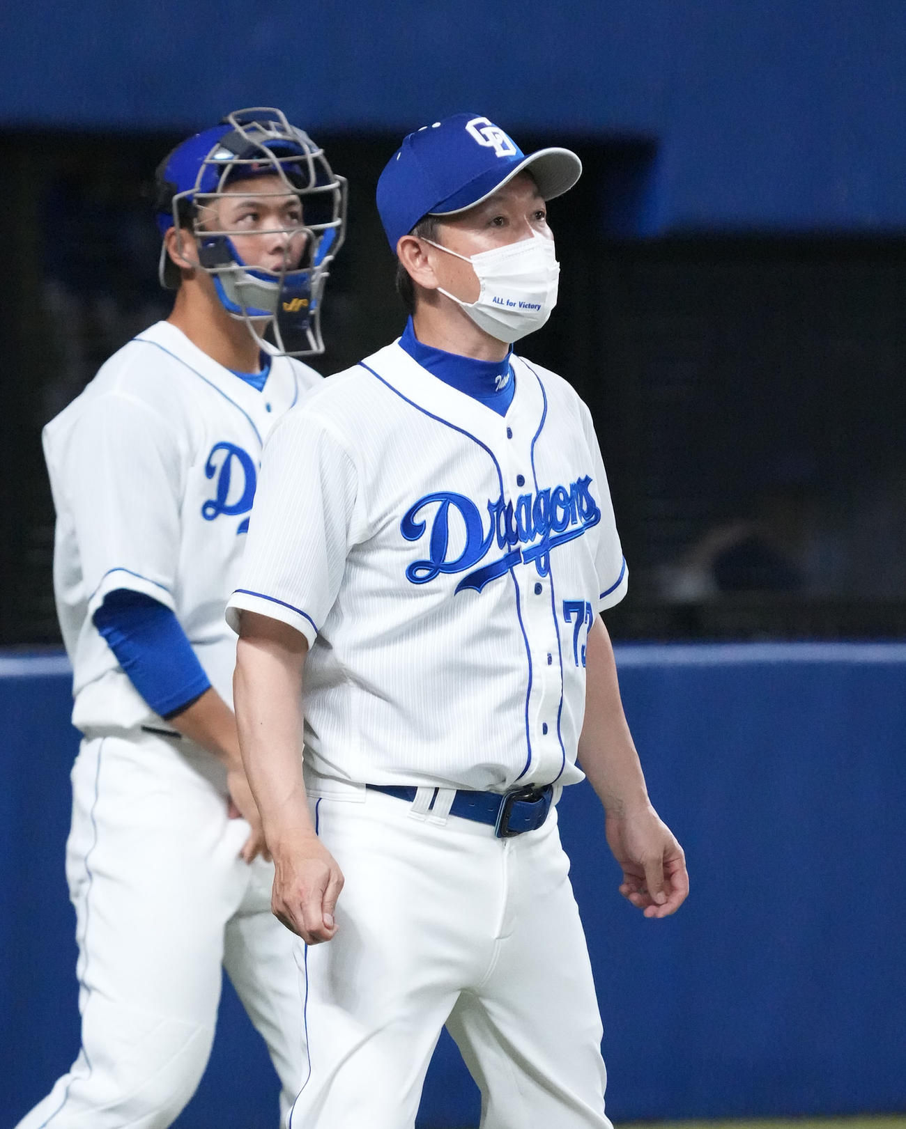 中日対DeNA 6回終了、選手交代を告げる立浪監督（撮影・森本幸一）