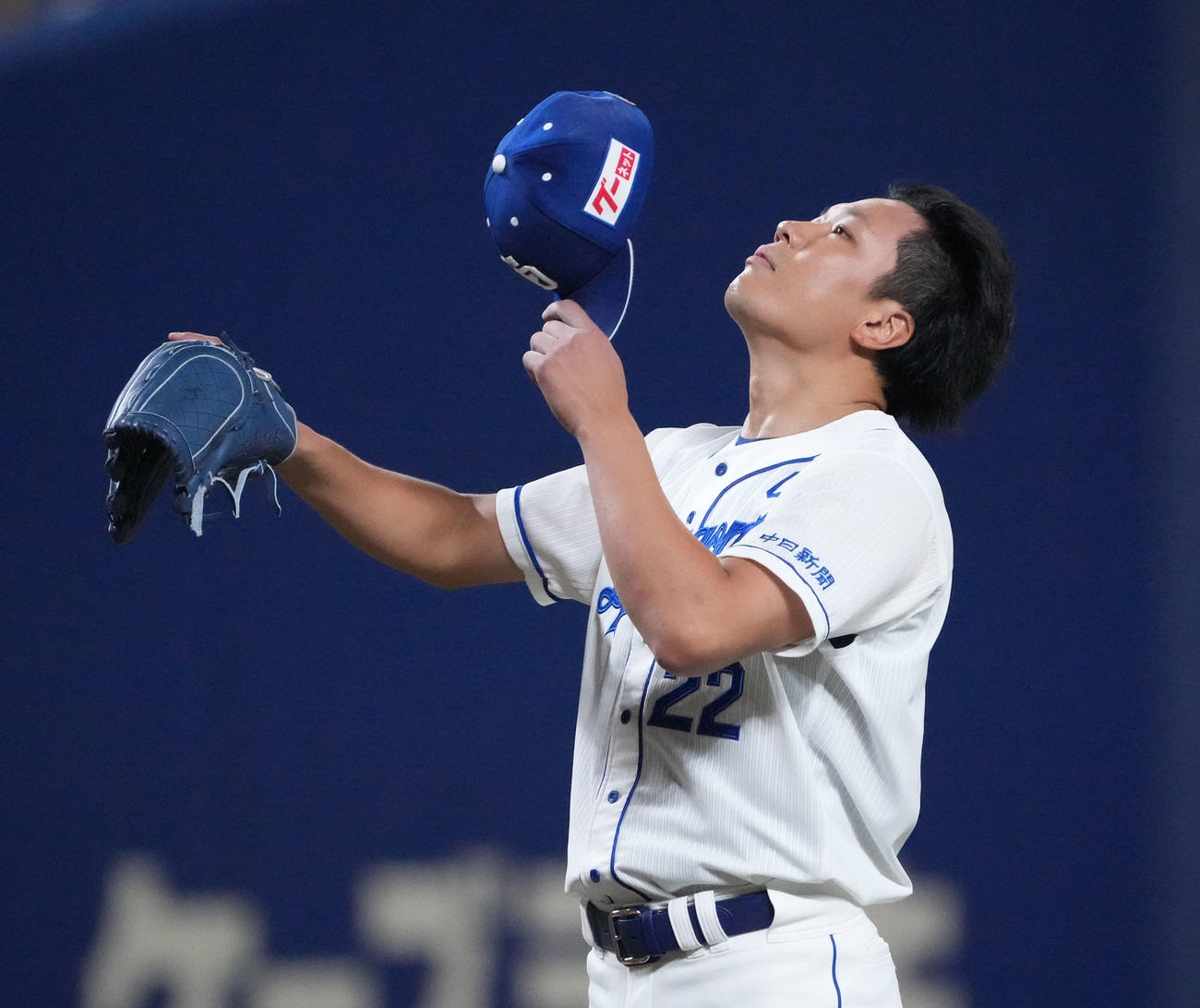 中日対DeNA 3回表DeNA2死一、二塁、帽子を取り汗を拭く大野雄（撮影・森本幸一）