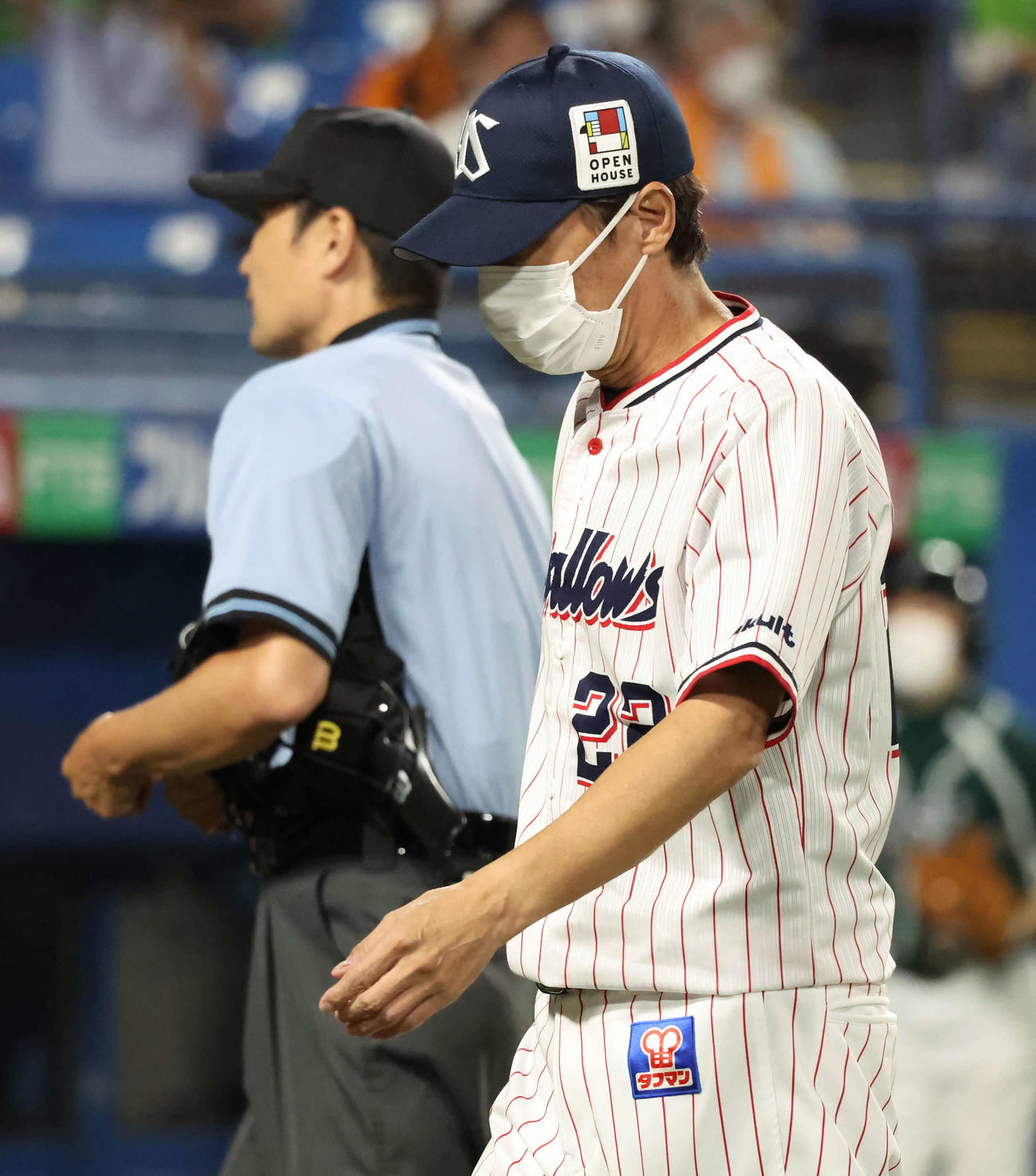 ヤクルト対巨人　7回途中、投手の交代を告げたヤクルト高津監督（撮影・丹羽敏通）