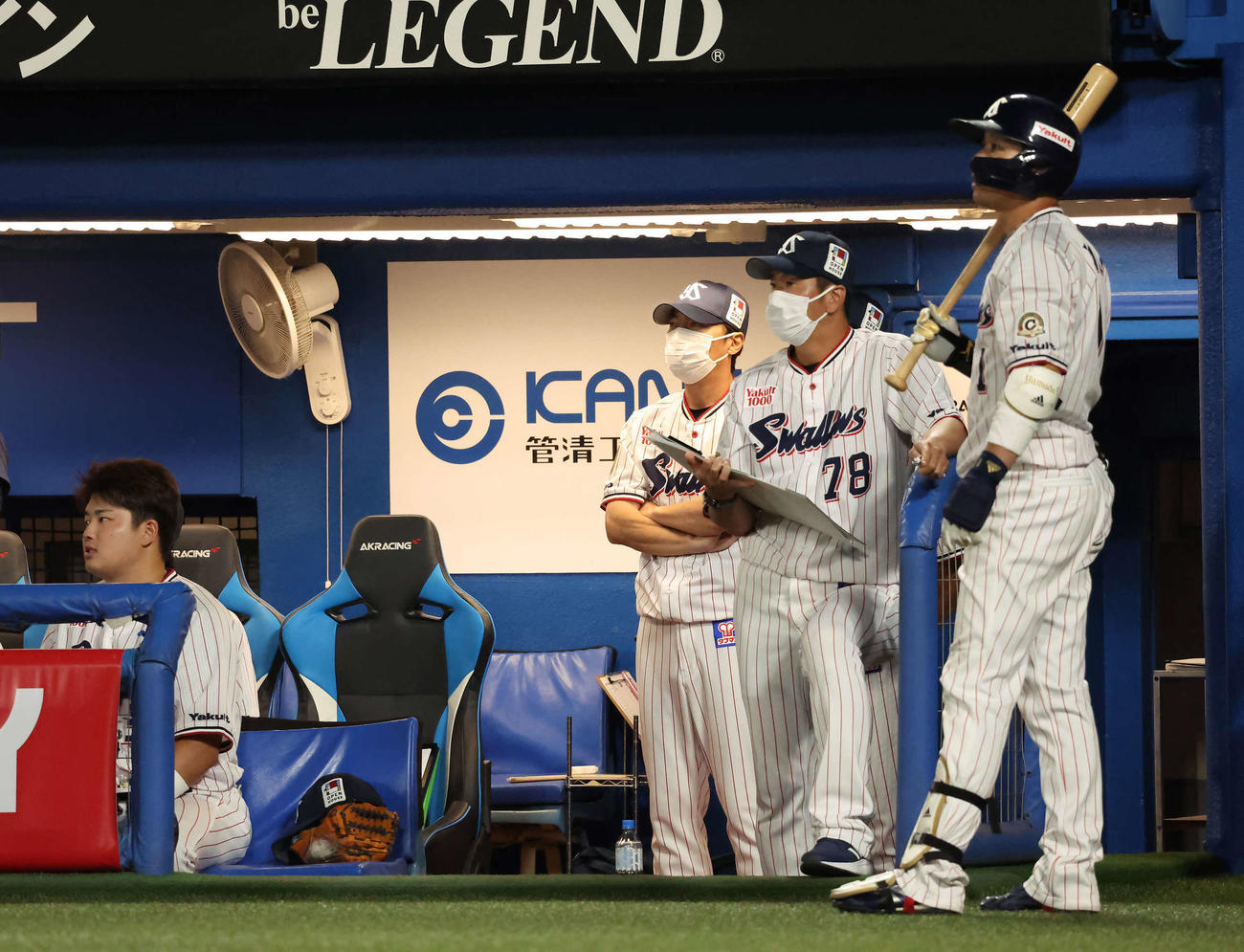 ヤクルト対巨人　9回粘りを見せたが代打西田明央が二飛に倒れて試合終了。打球を見つめる、左から村上、高津監督、山田ら（撮影・丹羽敏通）