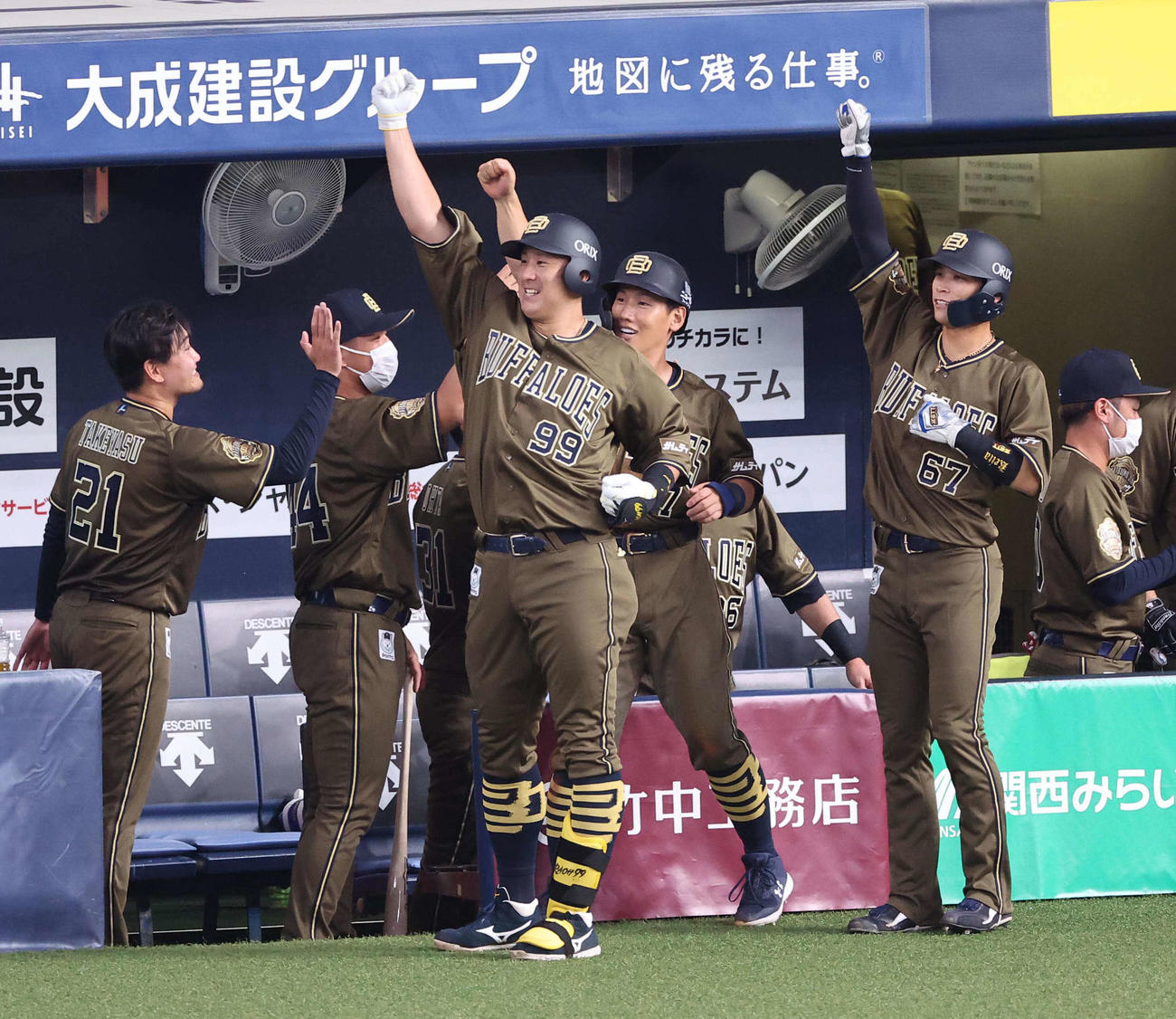オリックス対日本ハム　6回裏オリックス無死二、三塁、逆転3点本塁打を放った杉本（左から3人目）は吉田正（同4人目）中川と昇天ポーズを決める（撮影・上田博志）