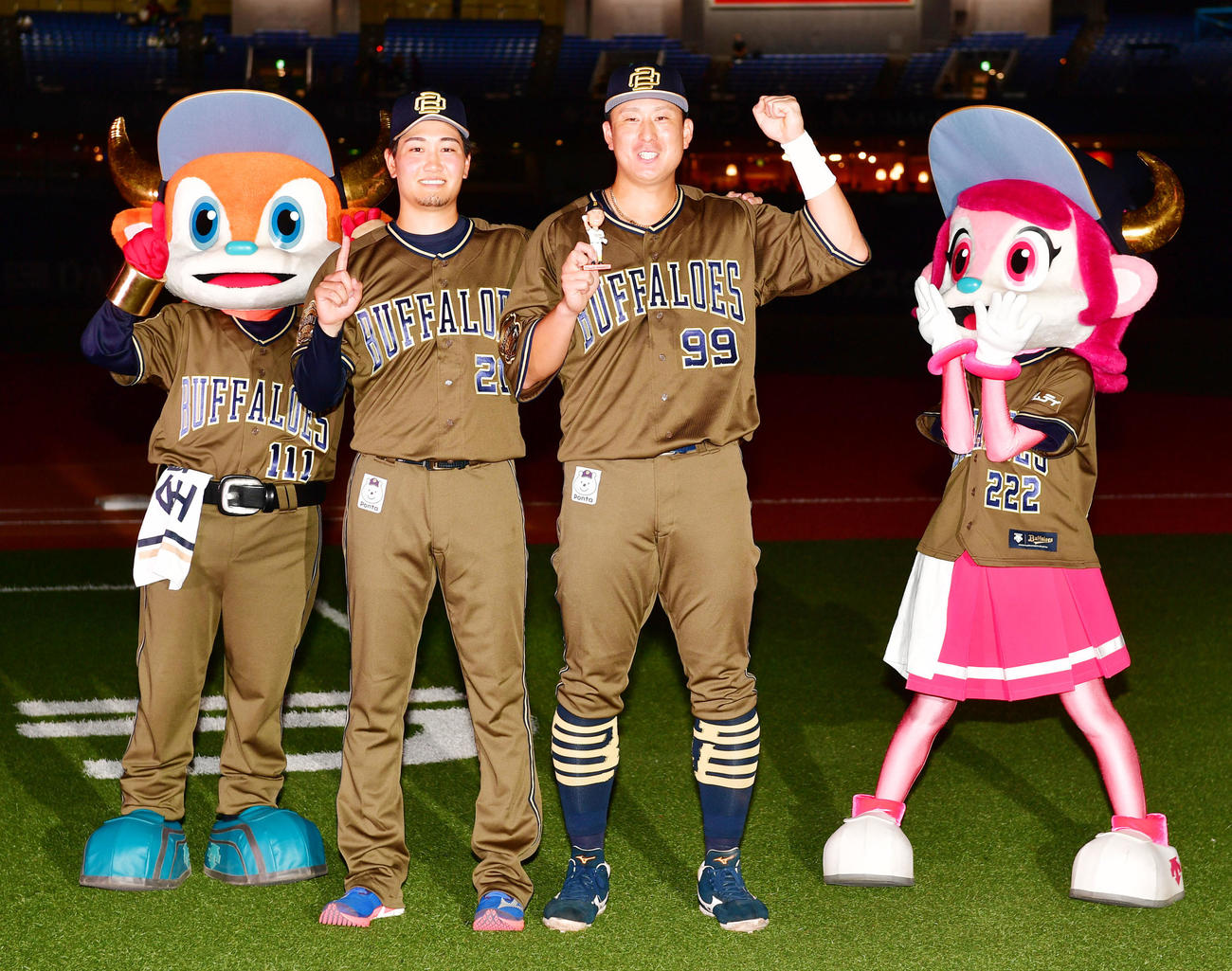 オリックス対日本ハム　1勝ポーズの竹安（左）と自身のボブルヘッドを手にする杉本は笑顔を見せる（撮影・前岡正明）