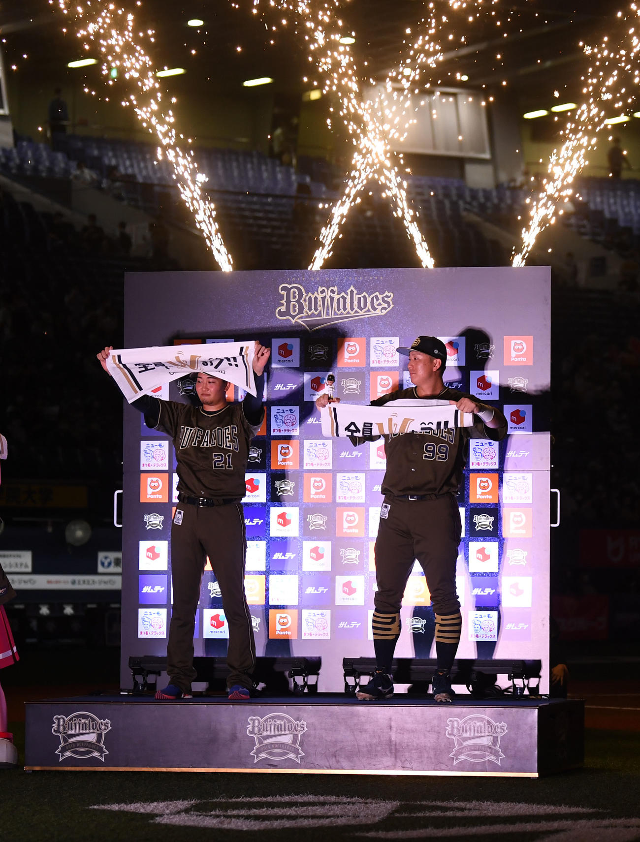 オリックス対日本ハム　ヒーローインタビューでタオルを掲げる竹安（左）と杉本（撮影・前岡正明）