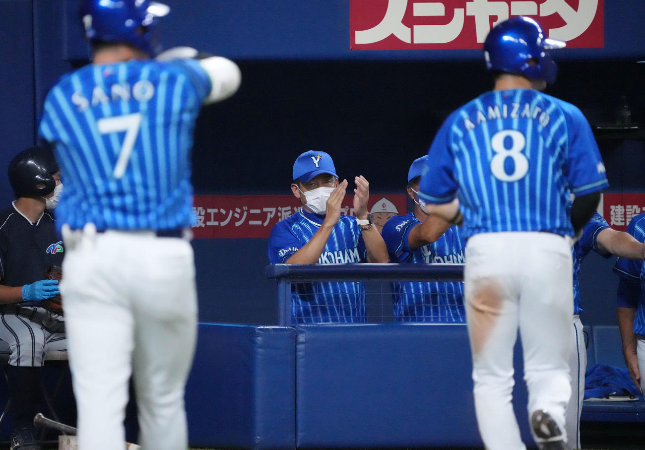 中日対DeNA 3回表DeNA2死一、二塁、楠本の左前安打で生還した神里（右）を迎える三浦監督（中央）（撮影・森本幸一）