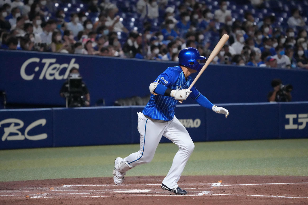 中日対DeNA 3回表DeNA2死一、二塁、左前適時打を放つ楠本（撮影・森本幸一）