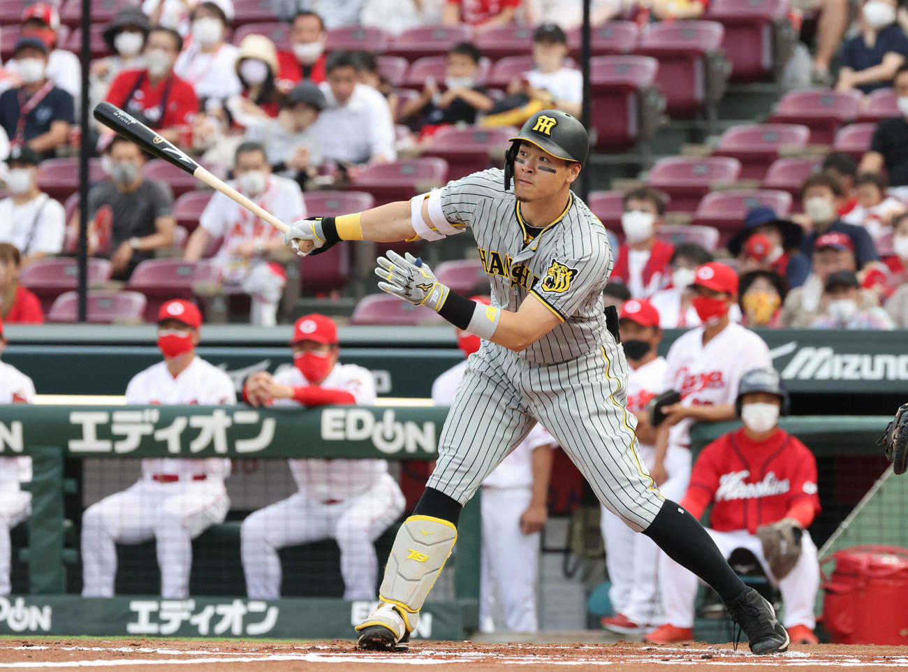 広島対阪神　1回表阪神1死一、三塁、佐藤輝は先制左犠飛を放つ（撮影・加藤孝規）