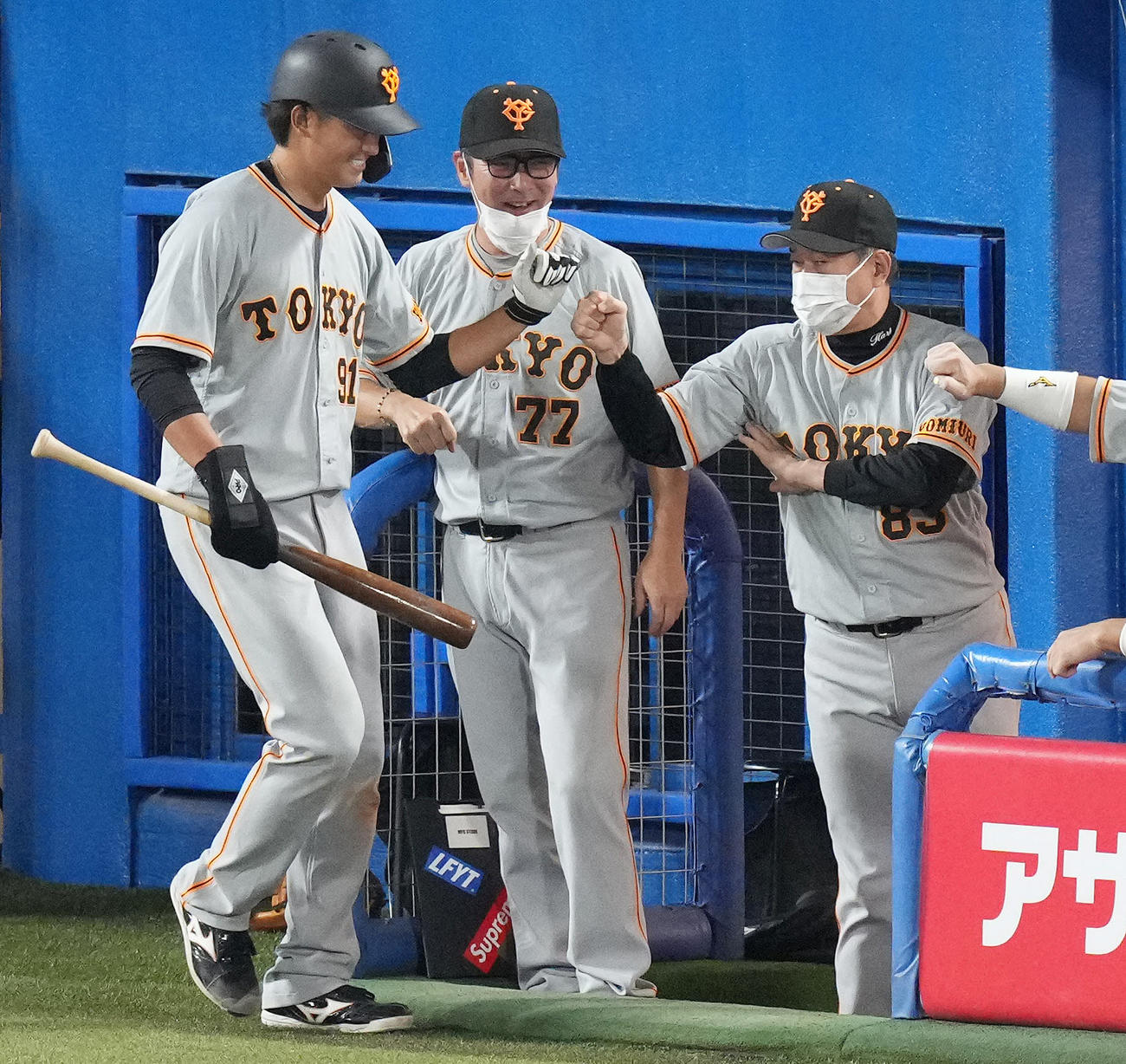 ヤクルト対巨人　7回表巨人2死二塁、ウォーカーの左適時二塁打で生還した堀田（左）を迎える原監督（右）（撮影・鈴木みどり）
