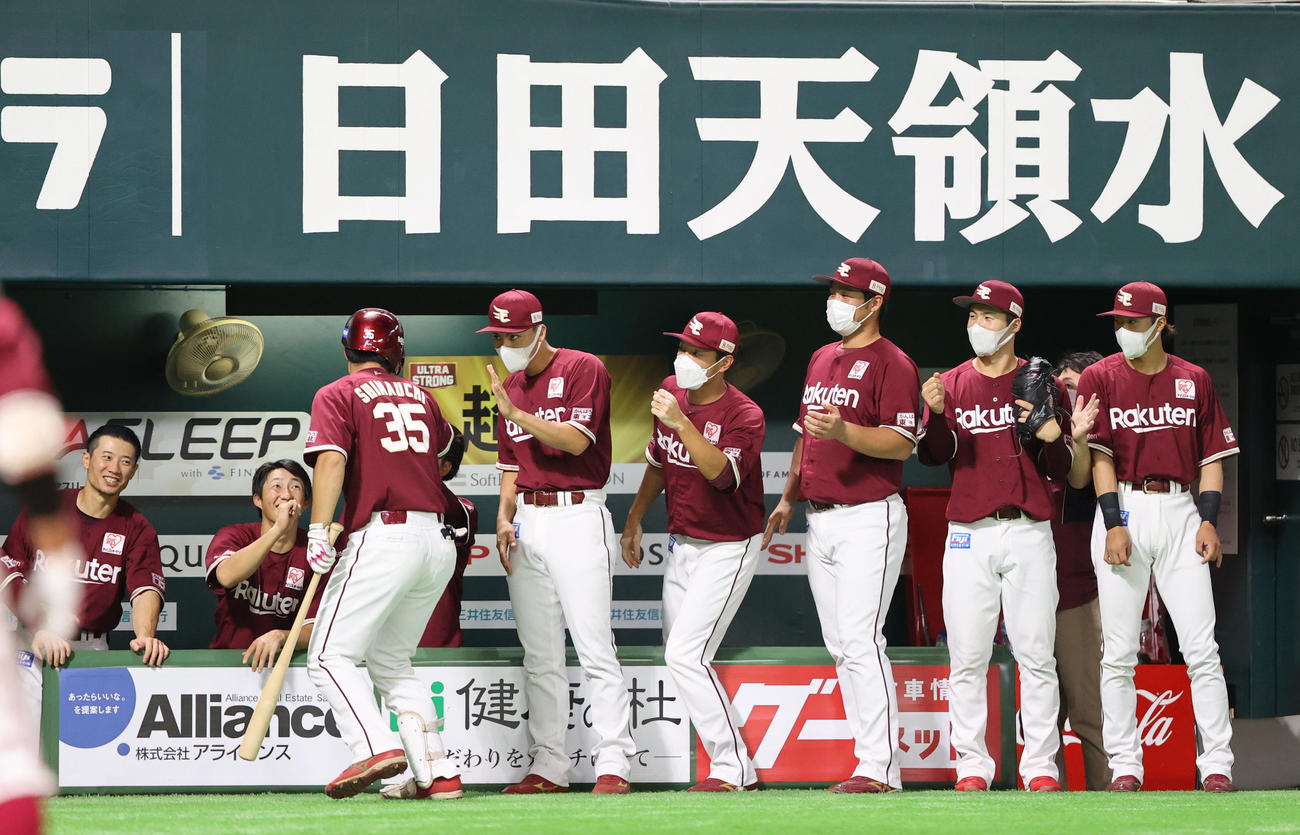 ソフトバンク対楽天　3回表楽天1死、島内宏明は右超えに本塁打を放ちベンチのナインとハイタッチ（撮影・梅根麻紀）