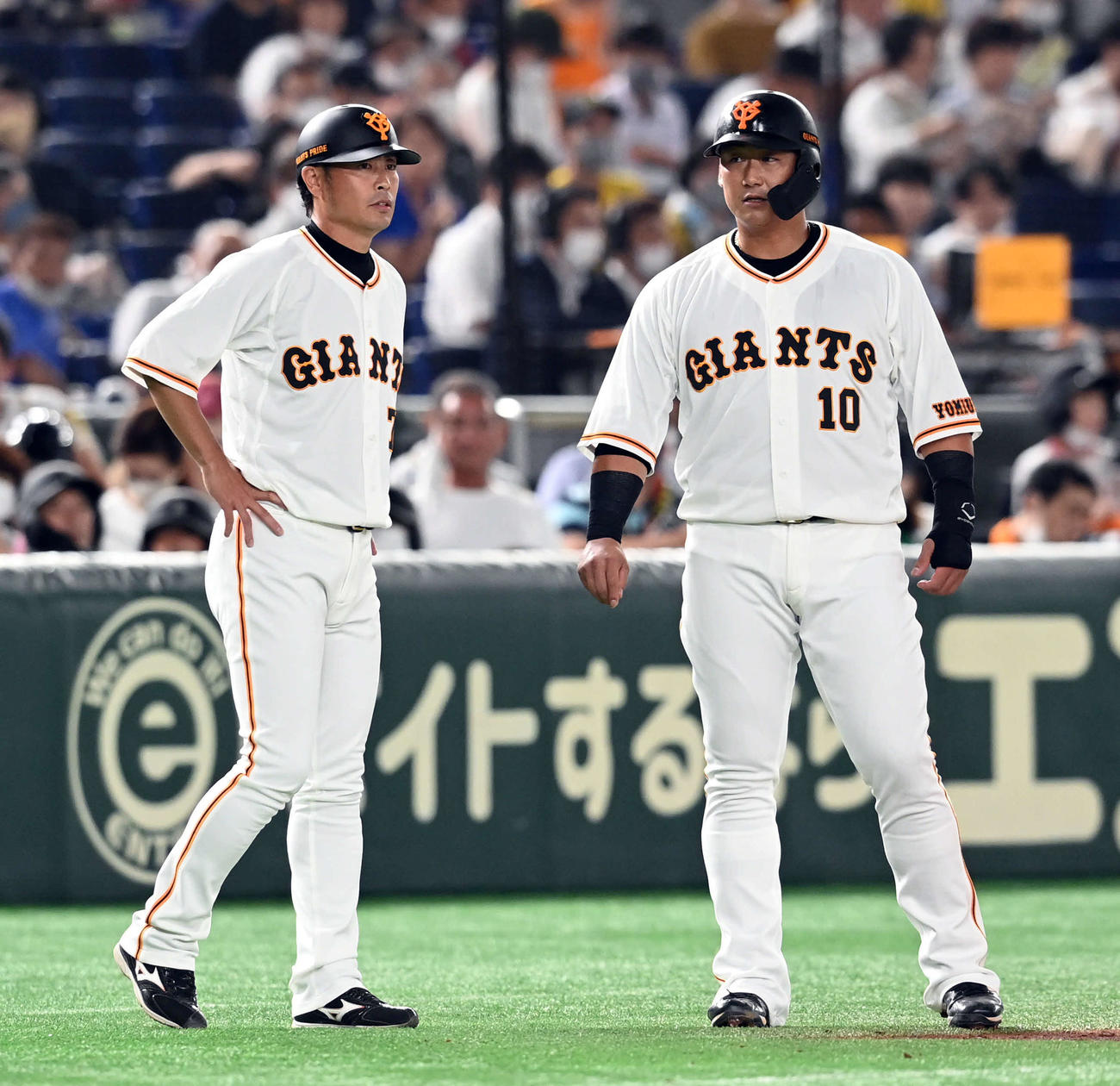 巨人亀井外野守備兼走塁コーチ。右は中田（2022年8月4日撮影）