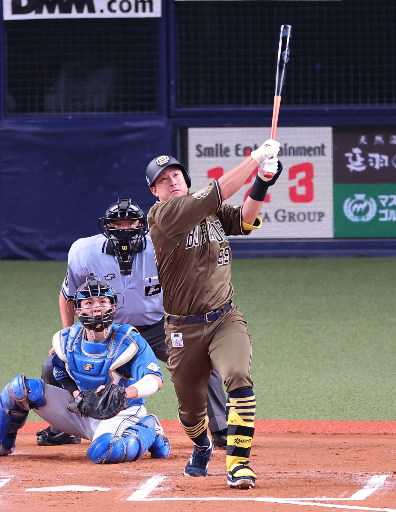 オリックス対日本ハム　6回裏オリックス無死二、三塁、杉本は左越えに逆転3点本塁打を放つ（撮影・上田博志）