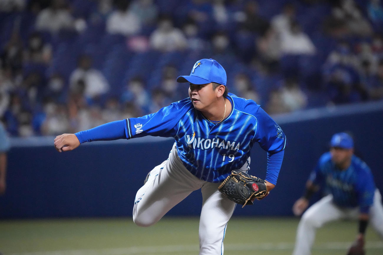 中日対DeNA 9回裏、DeNA4番手で登板する山崎（撮影・森本幸一）